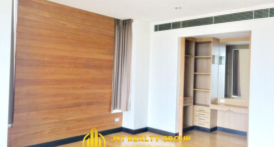 For rent 3 bedrooms condo in Pathum Wan, Bangkok