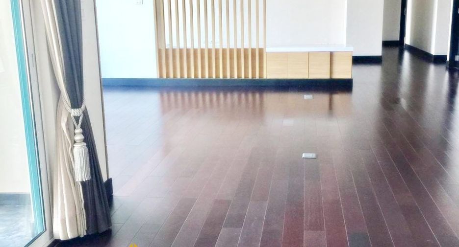 For rent 3 bedrooms condo in Pathum Wan, Bangkok