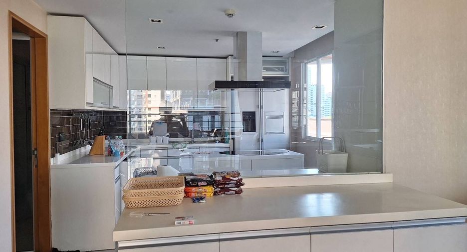 For rent 3 ベッドルーム condo in Khlong Toei, Bangkok