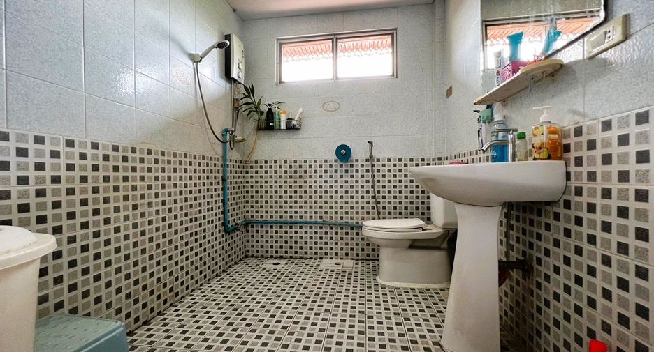 For sale 5 bedrooms house in Mueang Chiang Mai, Chiang Mai
