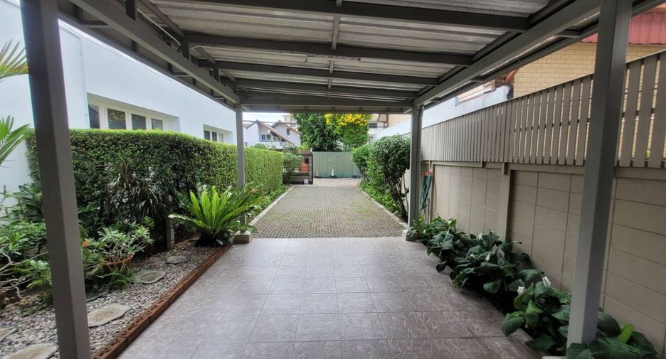 For rent 2 bedrooms house in Khlong Toei, Bangkok