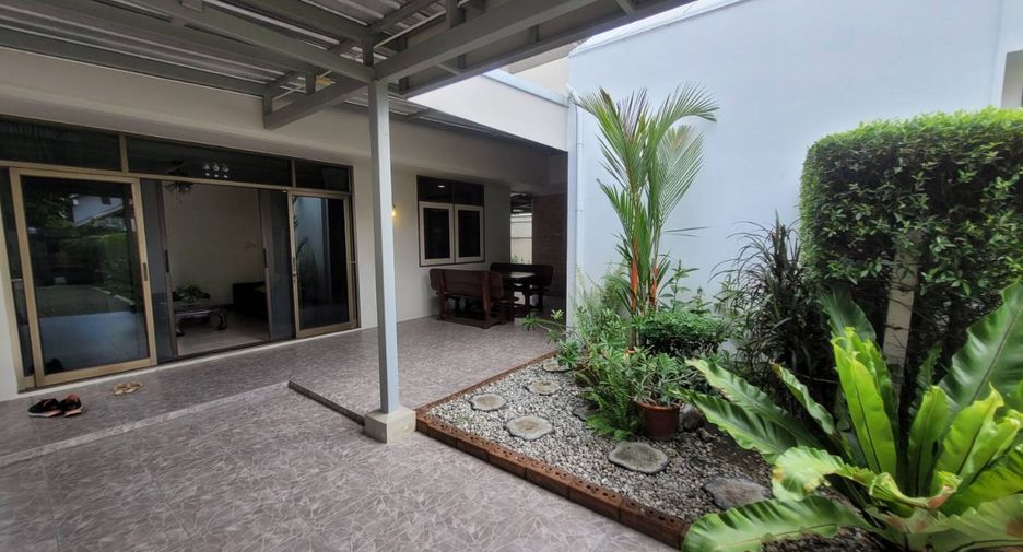For rent 2 bedrooms house in Khlong Toei, Bangkok