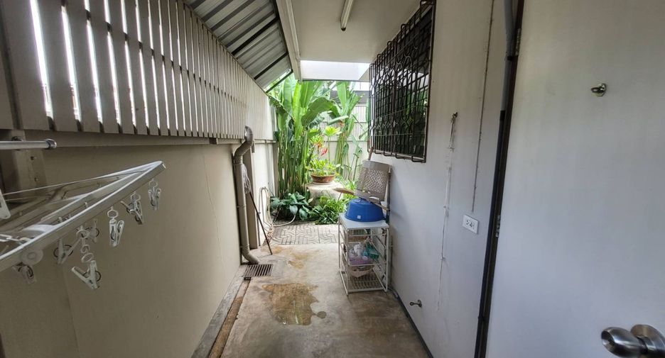 For rent 2 bedrooms house in Khlong Toei, Bangkok