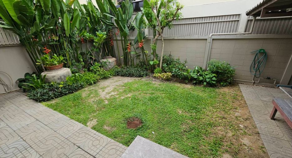 For rent 2 bedrooms house in Khlong Toei, Bangkok