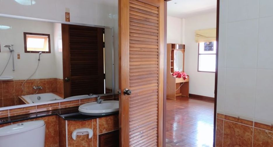 For sale 3 bedrooms house in Si Racha, Chonburi
