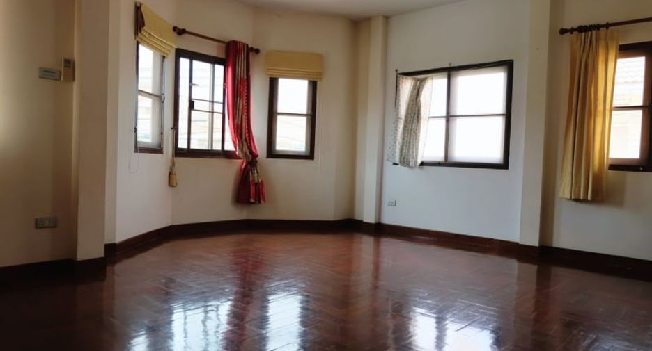 For sale 3 bedrooms house in Si Racha, Chonburi