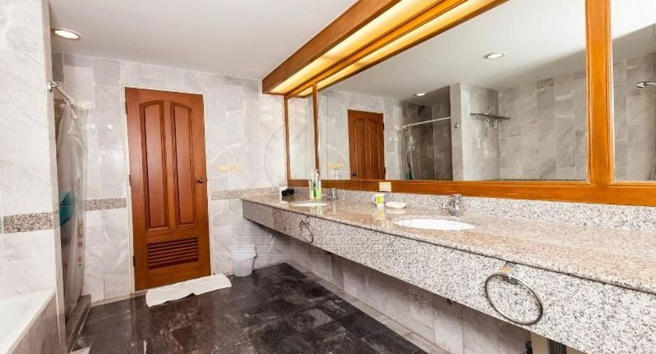 For sale 4 bedrooms condo in Khlong Toei, Bangkok