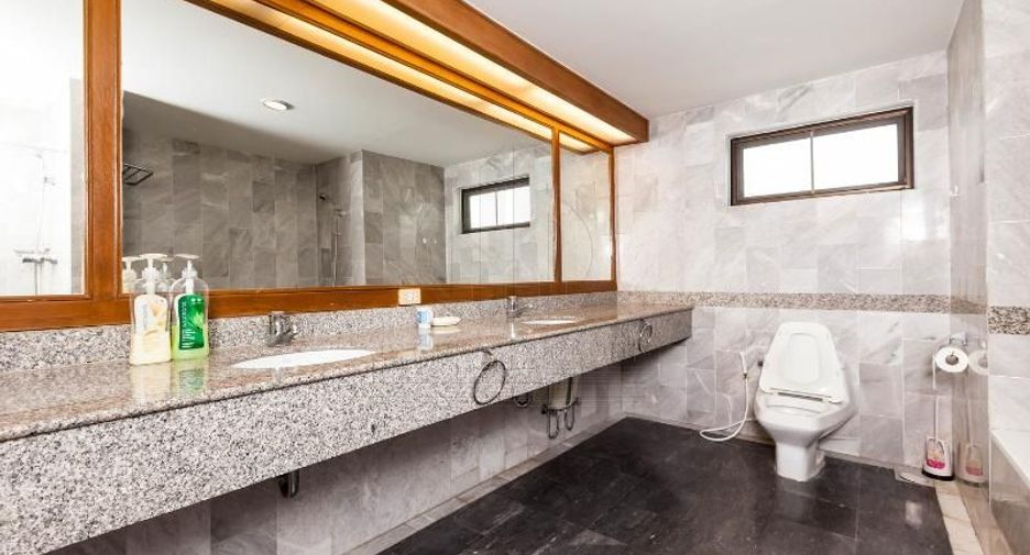 For sale 4 bedrooms condo in Khlong Toei, Bangkok