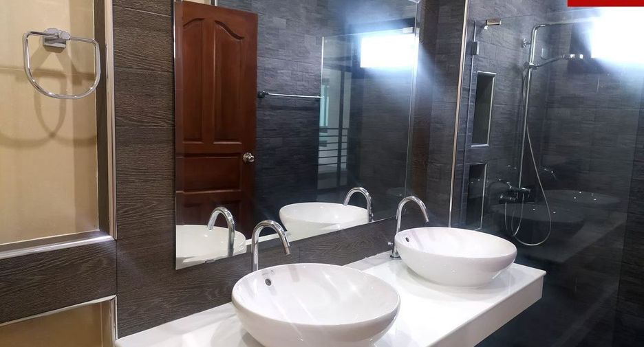 À vendre 3 chambres maison à Si Racha, Chonburi