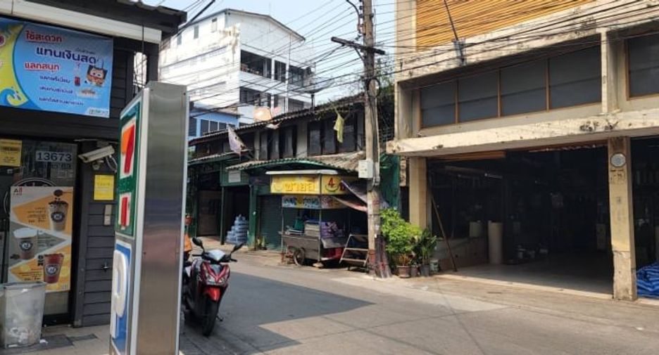 For sale 3 bed warehouse in Wang Thonglang, Bangkok