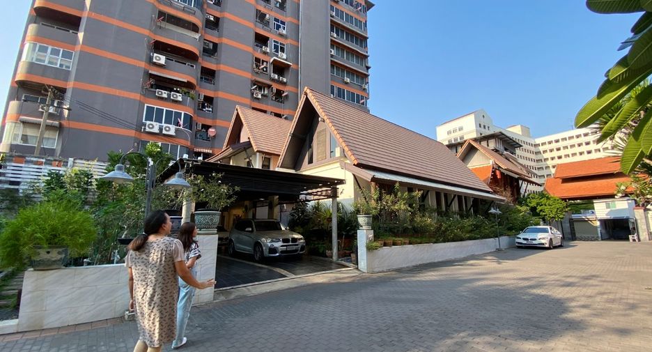 For sale 8 bedrooms house in Chatuchak, Bangkok