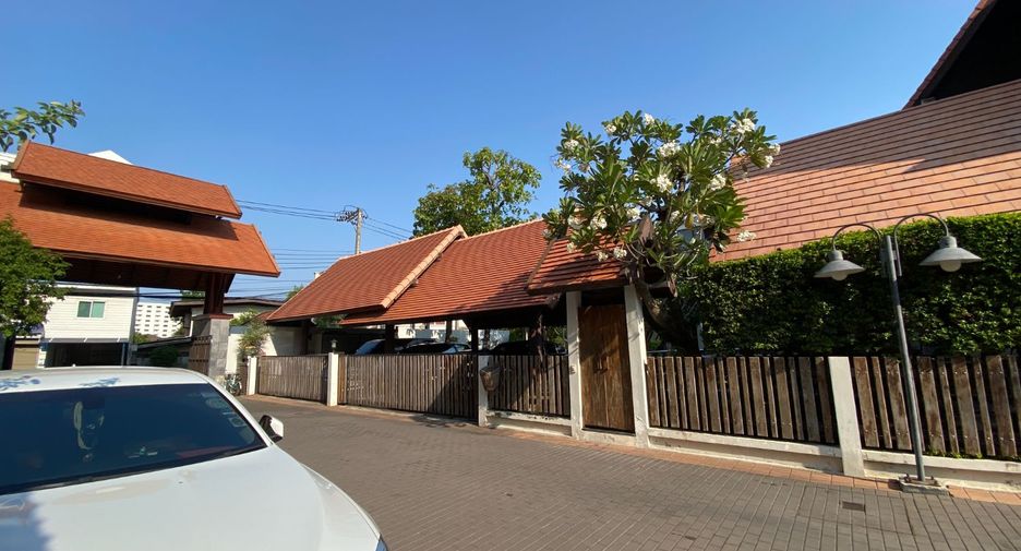 For sale 8 bedrooms house in Chatuchak, Bangkok