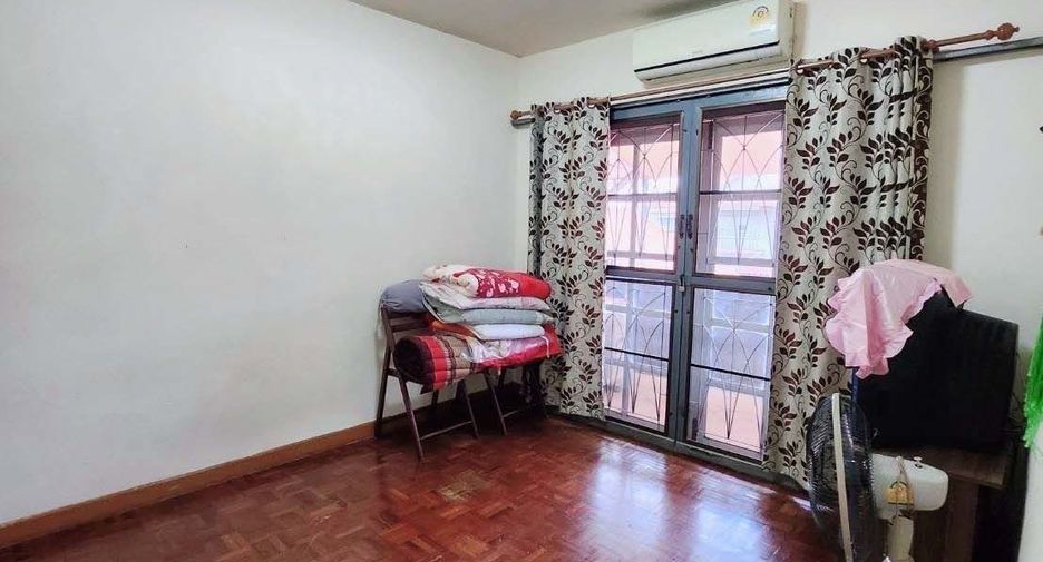 Casa adosada en venta de 4 habitaciones en Khlong Luang, Pathum Thani