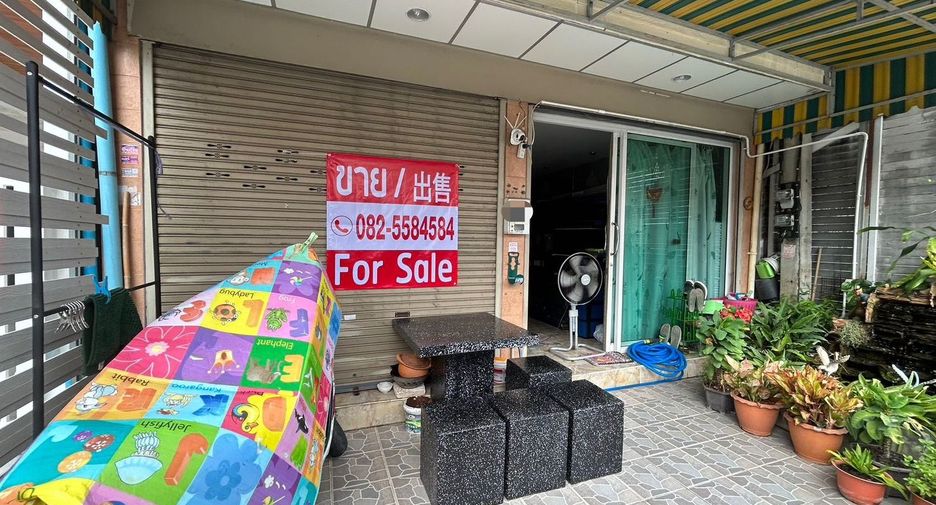For sale 4 bed townhouse in Khlong Luang, Pathum Thani