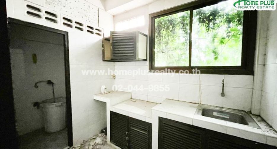 For sale 8 bedrooms retail Space in Saphan Sung, Bangkok