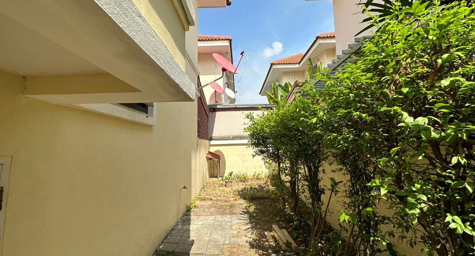 For sale 3 bedrooms house in Phra Samut Chedi, Samut Prakan