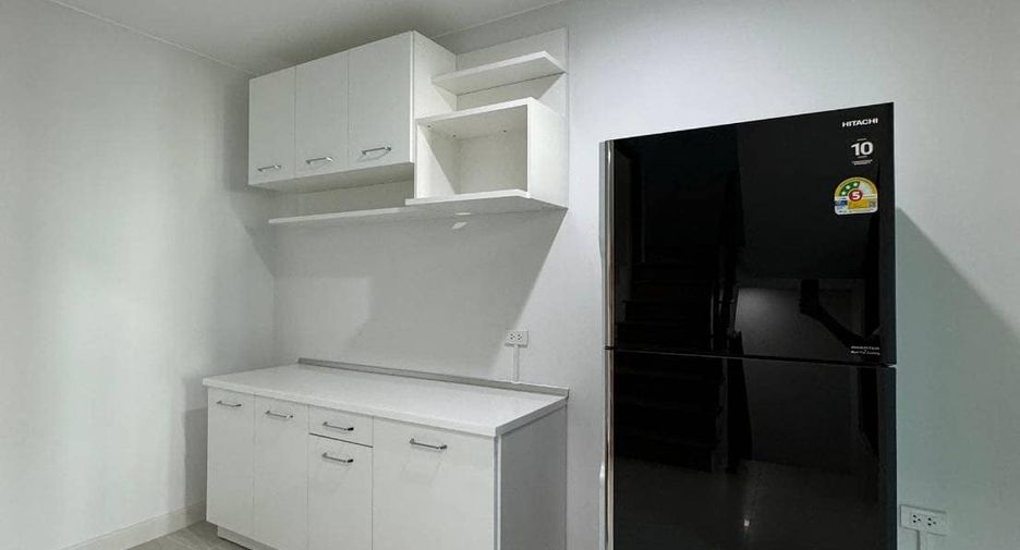 For rent 3 bedrooms townhouse in Suan Luang, Bangkok