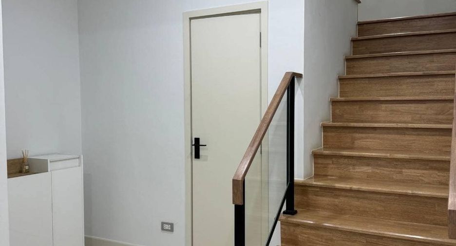 For rent 3 bedrooms townhouse in Suan Luang, Bangkok