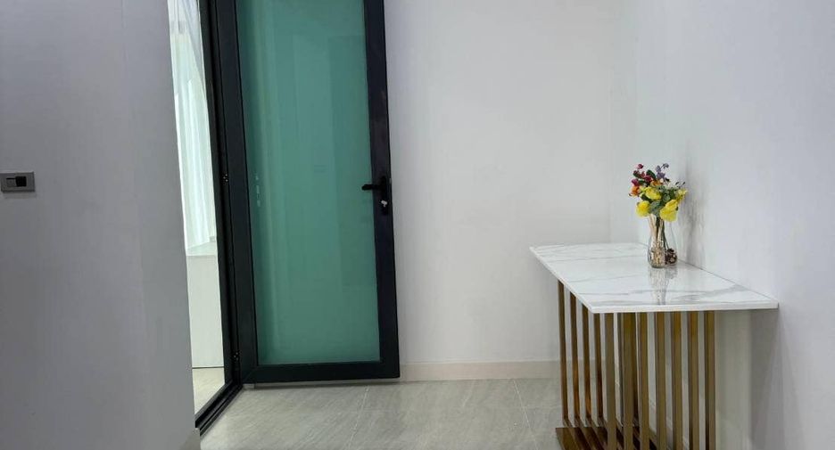 For rent 3 bedrooms townhouse in Suan Luang, Bangkok
