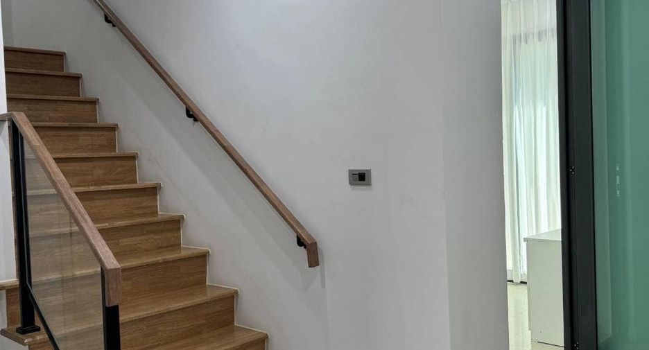 For rent 3 bedrooms townhouse in Suan Luang, Bangkok