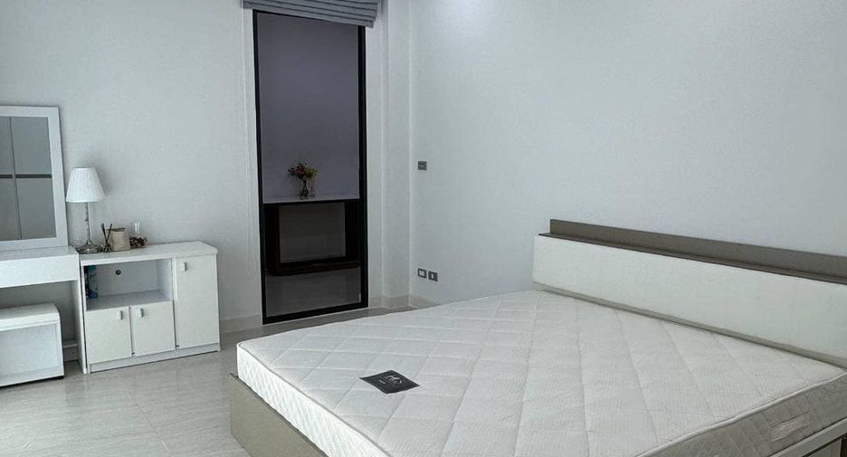 For rent 3 bedrooms townhouse in Suan Luang, Bangkok