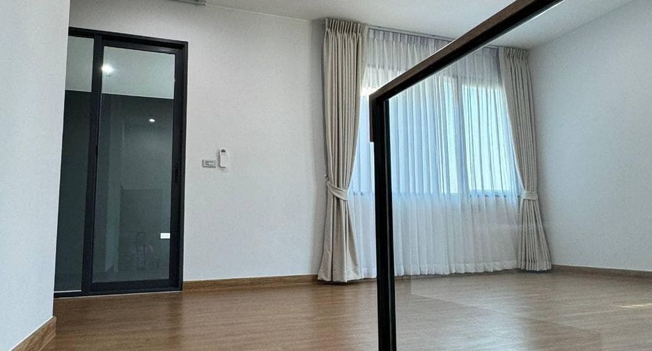 For rent 3 bedrooms townhouse in Suan Luang, Bangkok
