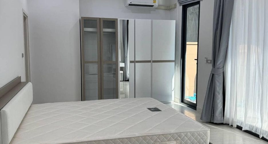 For rent 3 bedrooms townhouse in Suan Luang, Bangkok