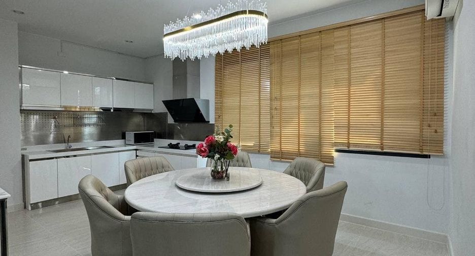 For rent 3 bedrooms townhouse in Suan Luang, Bangkok