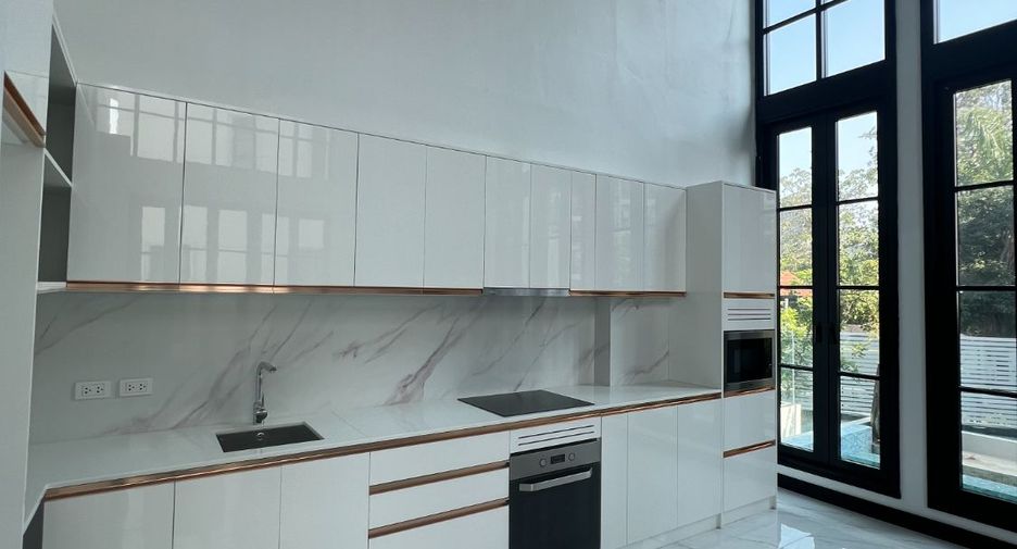 For rent 4 bedrooms house in Watthana, Bangkok