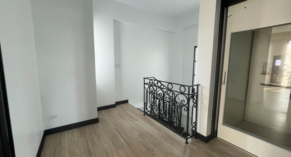 For rent 4 bedrooms house in Watthana, Bangkok
