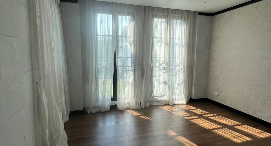 For rent 4 bedrooms house in Watthana, Bangkok