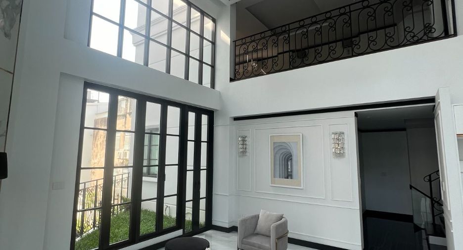 For rent 4 bedrooms house in Watthana, Bangkok