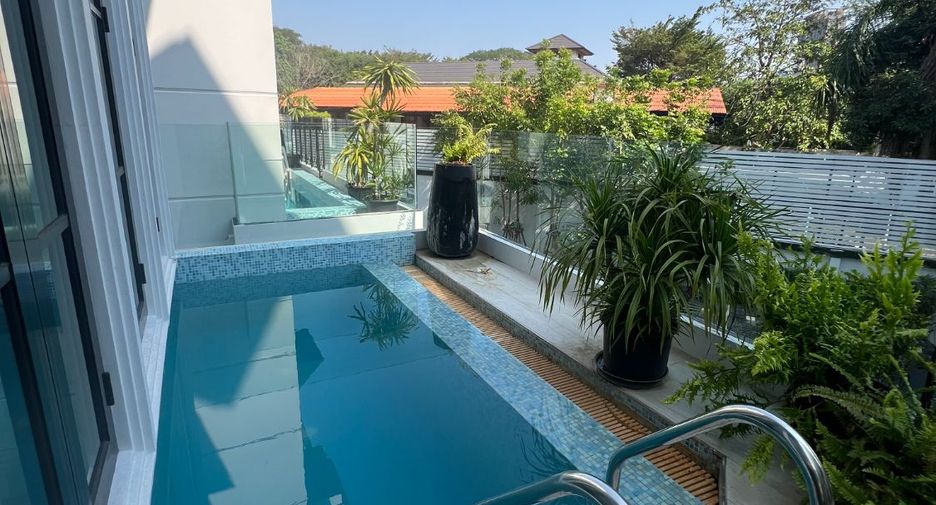 For rent 4 bedrooms house in Watthana, Bangkok