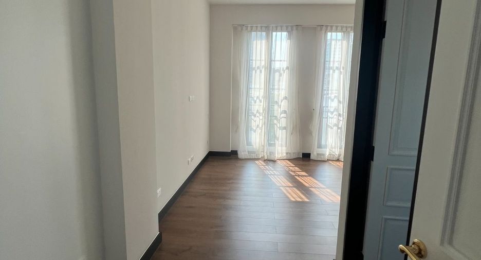 For rent 4 bedrooms house in Watthana, Bangkok