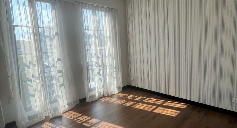 For rent 4 bedrooms house in Watthana, Bangkok