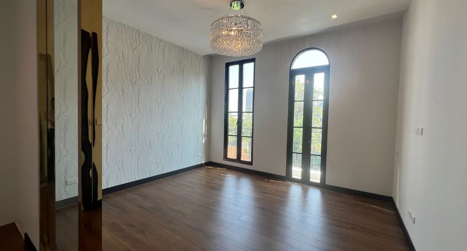 For rent 4 bedrooms house in Watthana, Bangkok