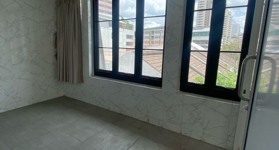 For sale retail Space in Watthana, Bangkok