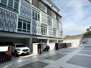 For sale 4 bed office in Phra Khanong, Bangkok