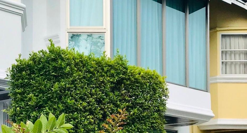 For sale 3 bedrooms townhouse in Khlong Toei, Bangkok