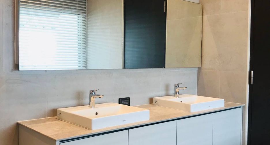 For sale 3 bedrooms townhouse in Khlong Toei, Bangkok