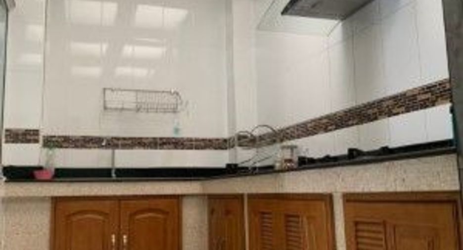 For rent 4 bedrooms townhouse in Bang Phli, Samut Prakan