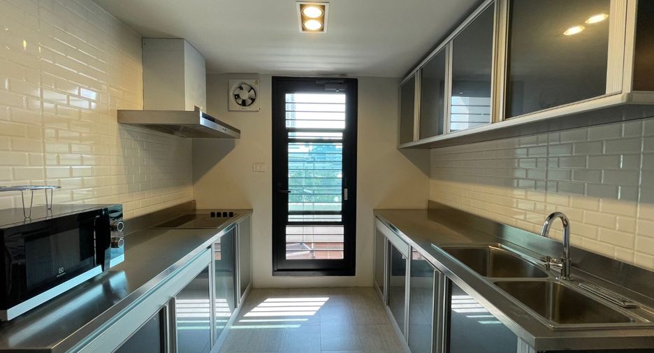 For rent 3 bedrooms apartment in Watthana, Bangkok