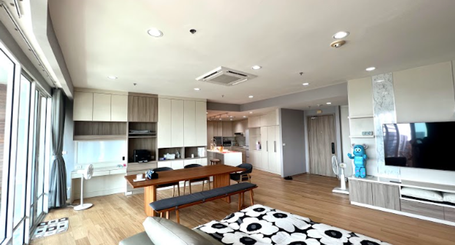 Wohnung zur Miete mit 3 Zimmer in Pathum Wan, Bangkok