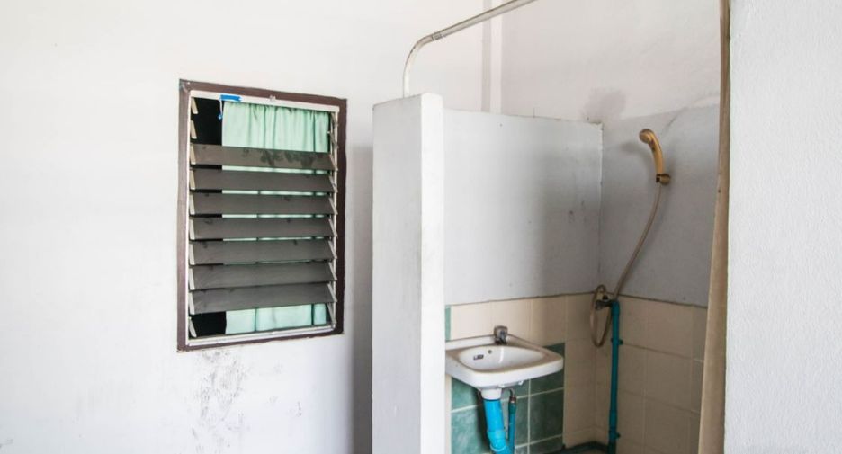 For sale 3 bedrooms retail Space in Huai Khwang, Bangkok