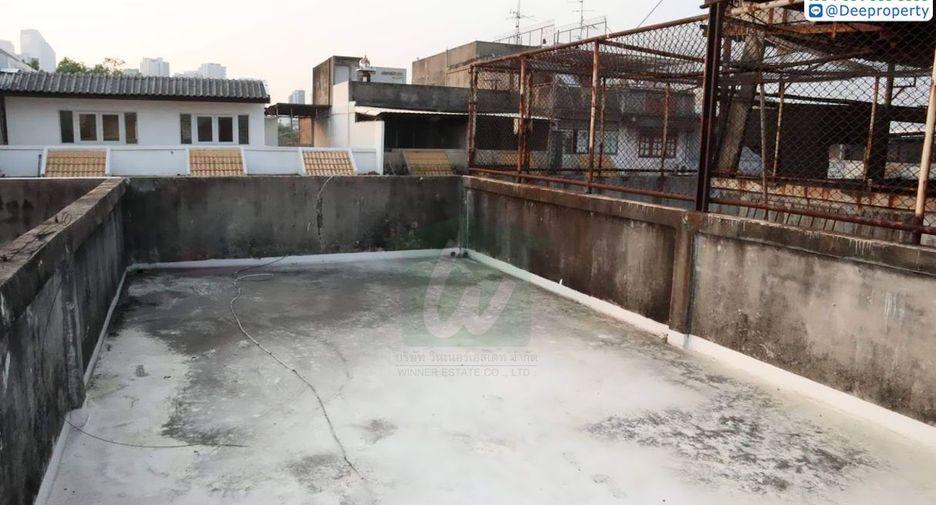 For sale 3 bedrooms retail Space in Huai Khwang, Bangkok