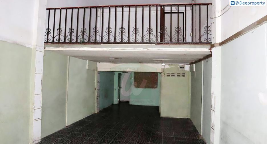 For sale 3 bedrooms retail Space in Huai Khwang, Bangkok