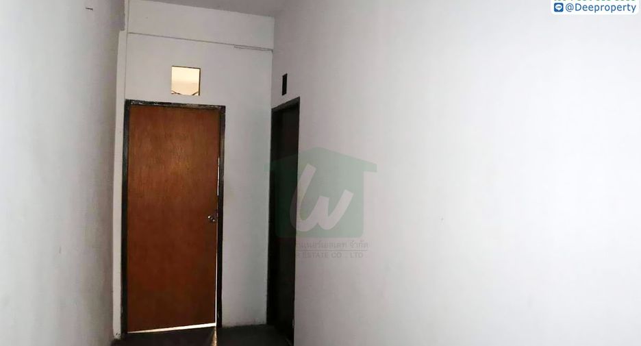 For sale 3 bedrooms retail Space in Huai Khwang, Bangkok
