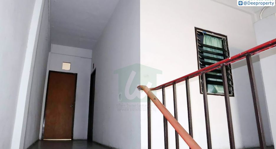 For sale 3 bedrooms retail Space in Huai Khwang, Bangkok