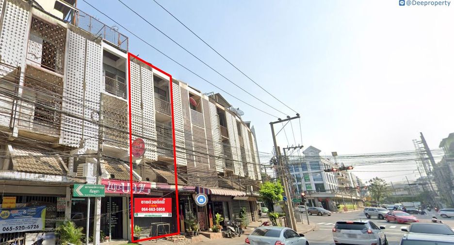 For sale 3 bedrooms retail Space in Huai Khwang, Bangkok