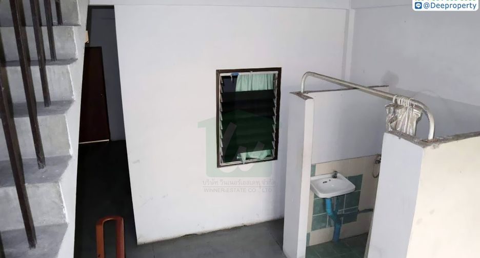 For sale 3 bedrooms retail Space in Huai Khwang, Bangkok